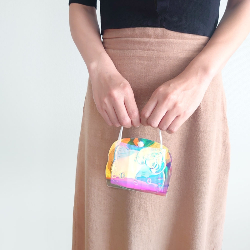 Sanrio Mask Bag แบบ Hello Kitty เป็นที่เก็บหน้ากากอนามัยแบบพับได้ ทำจาก TPU เป็นโฮโลแกรมวิ้ง ๆ มีกระดุมติด เวลาเก็บแล้วเอาสายหน้ากากมาทำเป็นหูกระเป๋า ขนาด 12 x 12 x 1.5 ซม.