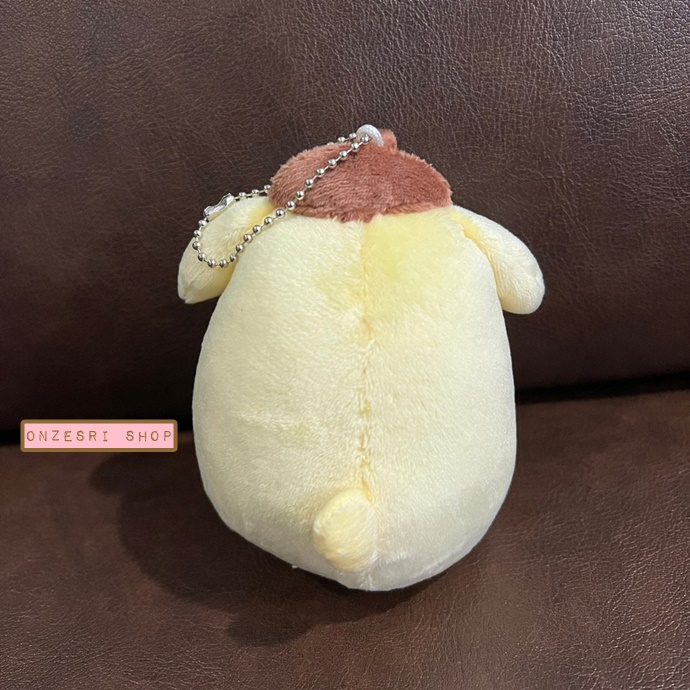 พวงกุญแจตุ๊กตา Pompompurin Reading ขนาด 13 x 10 x 8 ซม. ไม่มีขายทั่วไป เป็นแบบต้องลุ้นกับทางหน้าร้าน Sanrio ที่ญี่ปุ่นเท่านั้น