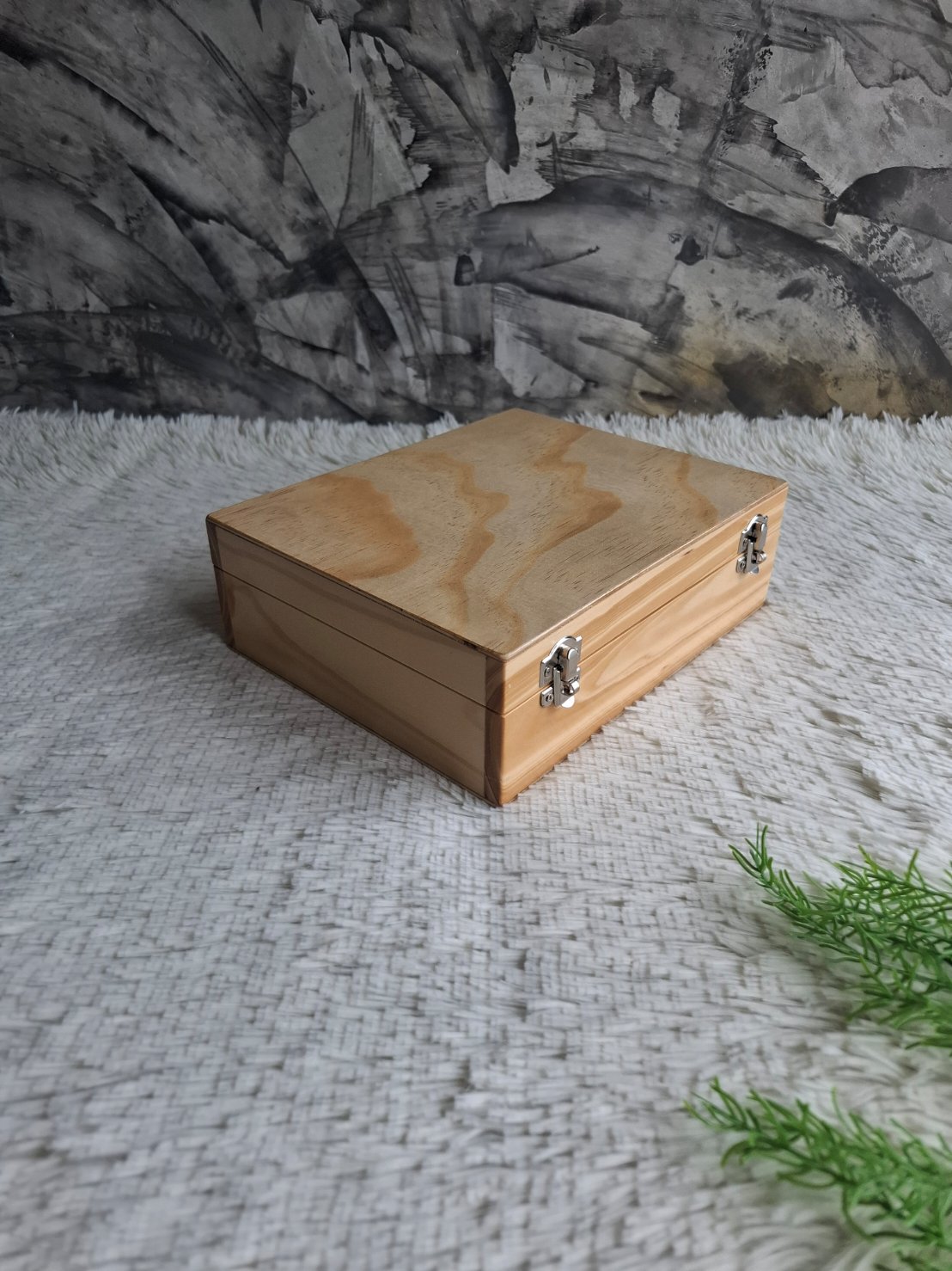 กล่องไม้สนฝาล็อค