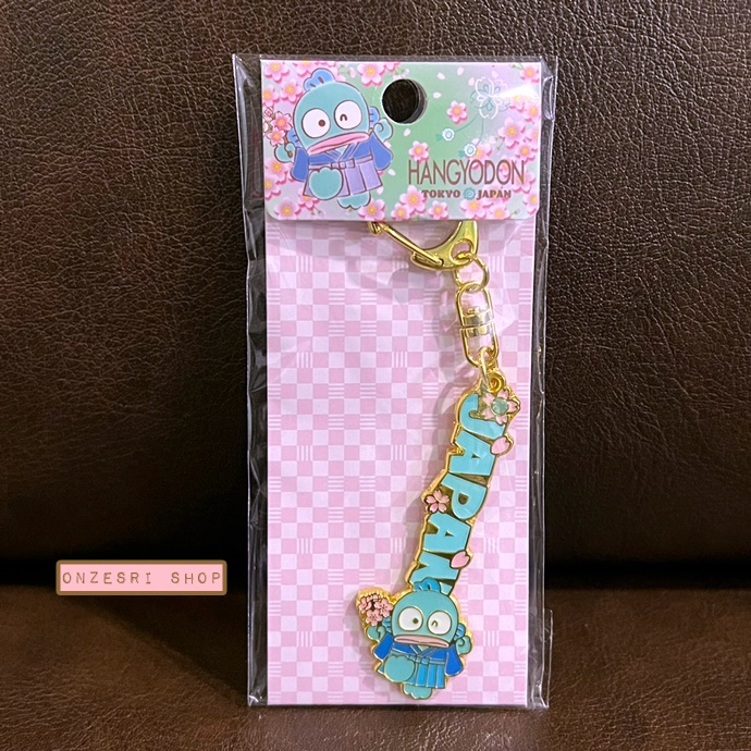 พวงกุญแจ Sanrio x Tokyo Japan (Limited) แบบ Hangyodon ทำจากโลหะ สีทอง ประดับเพชร น่ารักมาก ขนาด 11 x 1.8 x 0.2 ซม.