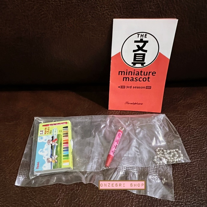 พวงกุญแจ The Stationery Miniature Mascot 3rd Season (Limited) เป็นแบบเครื่องเขียนย่อส่วน มาพร้อมพวงกุญแจไข่ปลา น่ารัก มี 8 แบบให้เลือก