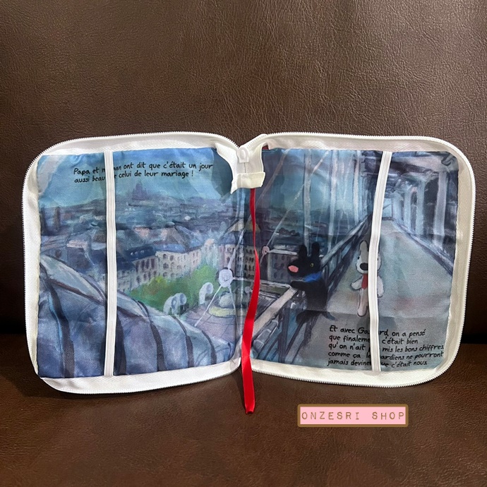 กระเป๋า Gaspard et Lisa Picture Book Pouch Collection แบบ Gaspard et Lisa au Centre Pompidou ขนาด 14.5 x 14.5 ซม. (ตอนพับแล้ว)