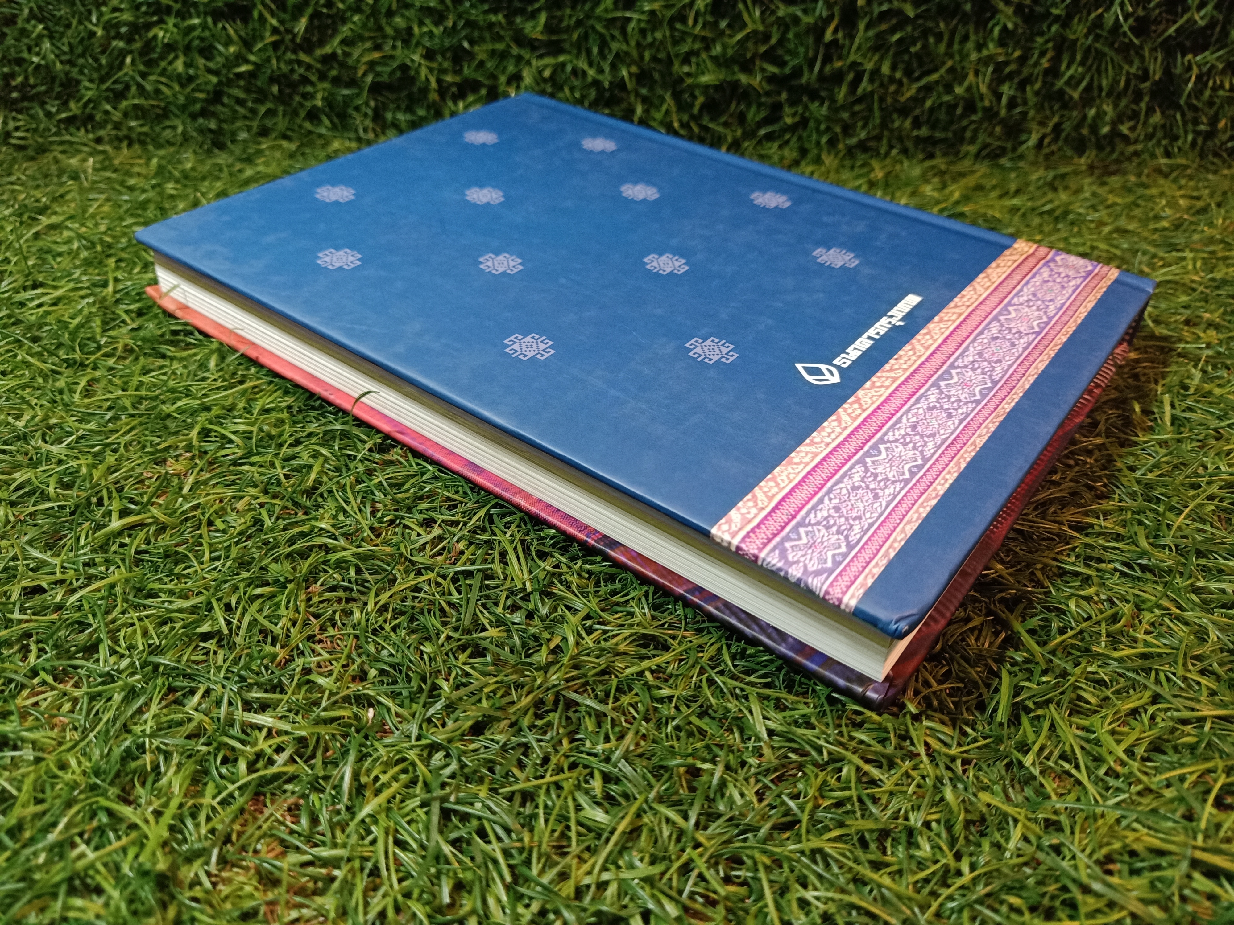 ขิด จก ยก เกาะ มุก มัดหมี่ -เบิ่ง๙ิ่น- กินแซ่บ / ศรัญญา พุทธารี และนิตยาสาร Gourmet & Cuisine