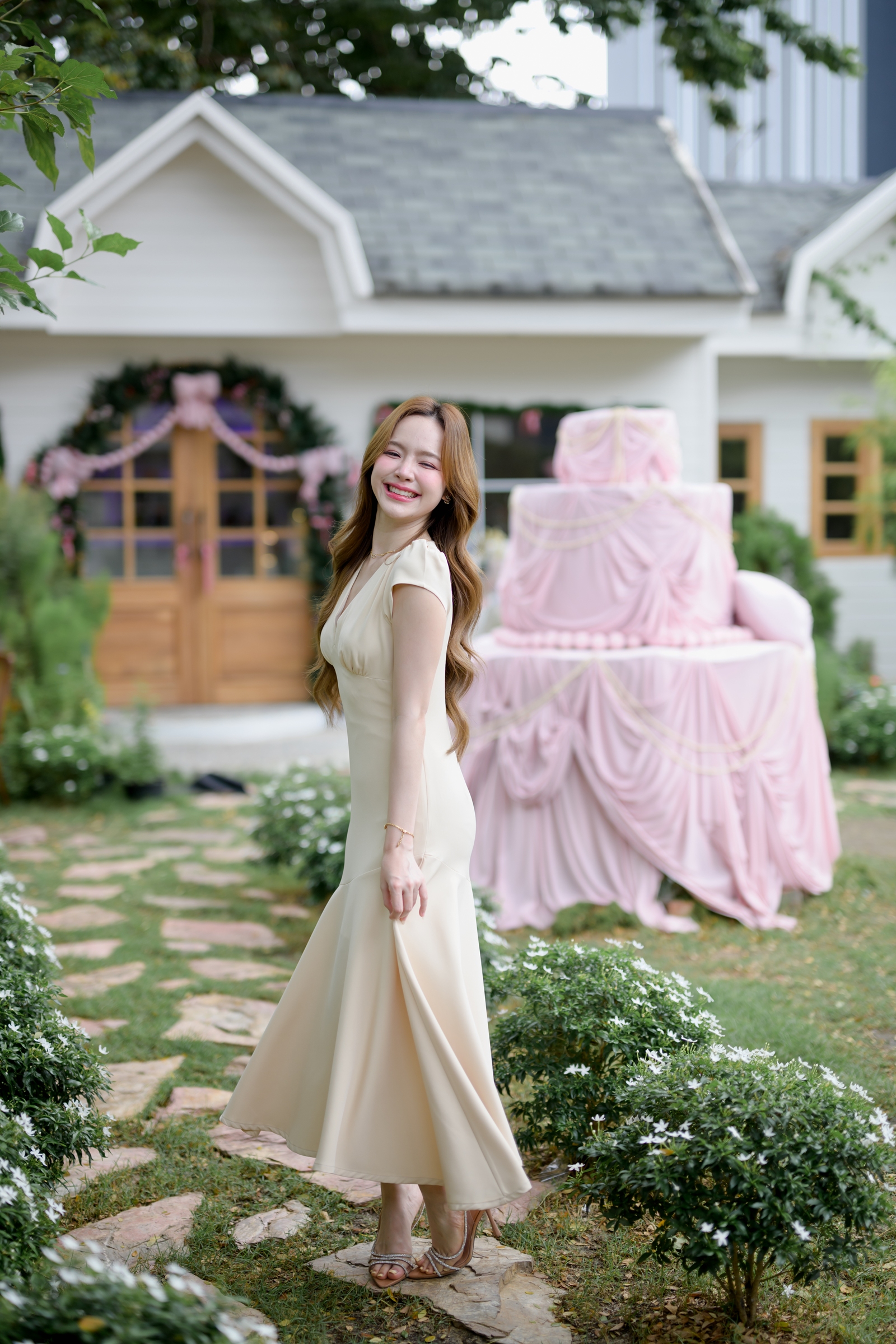 Petal Sway Maxi Dress : สีครีม