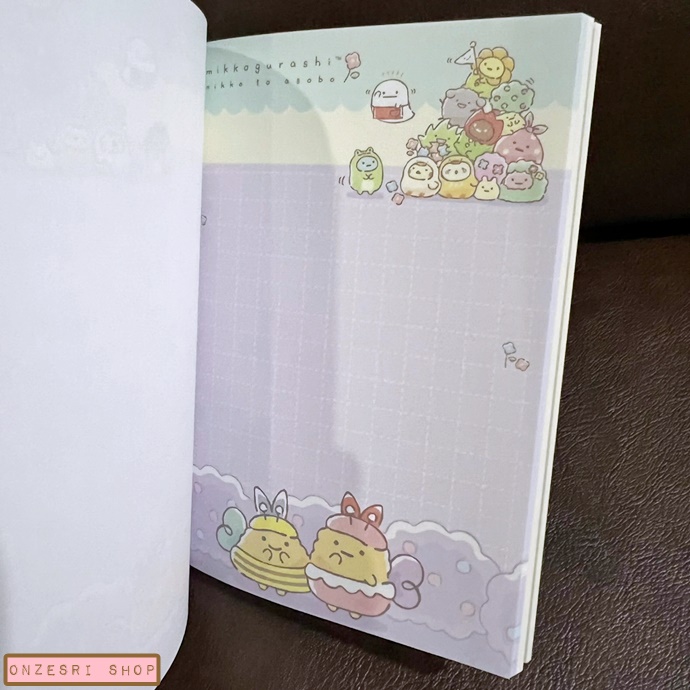 สมุดเล่มเล็ก Sumikko Gurashi Minikko to Asobo แบบสีฟ้า ขนาด 14.8 x 10.5 x 1.3 ซม. มี 4 ลาย รวม 120 แผ่น