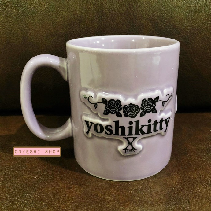 แก้วเซรามิค Yoshikitty Mug (Limited) สีม่วง ขนาด 9 x 9 ซม. ตรงลายทำเป็นนูน ๆ น่ารักมาก ไม่มีวางขายทั่วไป เป็นแบบต้องลุ้นกับทางหน้าร้าน Sanrio ที่ญี่ปุ่นเท่านั้น (สีจริงสีม่วงสวย พอดีถ่ายกับพื้นสีน้ำตาลแล้วสีเพี้ยนค่ะ)
