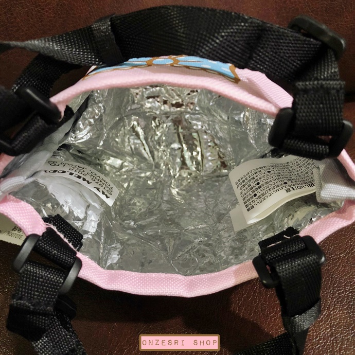 กระเป๋าใส่แก้วจากแบรนด์ ROOTOTE Japan รุ่น ROOCUP x Sanrio ลาย My Melody ขนาด 14 x 9 x 8 ซม. มีหูหิ้วยาว 20-34 ซม. ปรับระดับได้ ด้านในบุฟอยล์ เก็บอุณหภูมิได้ ข้างหลังมีช่องใส่ของ