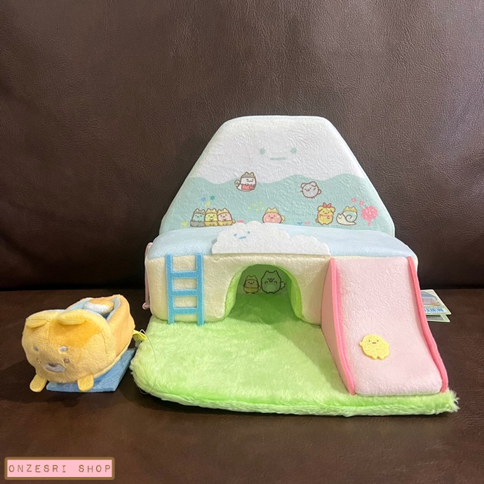 เซ็ตบ้าน Sumikko Gurashi - Dog Cosplay with Puppy ทำเป็นบ้านน้องหมา พร้อมฉากภูเขา และเครื่องเล่นน้องหมา ไว้เล่นกับตุ๊กตาเล็กได้ ขนาด 16 x 20 x 15 ซม.