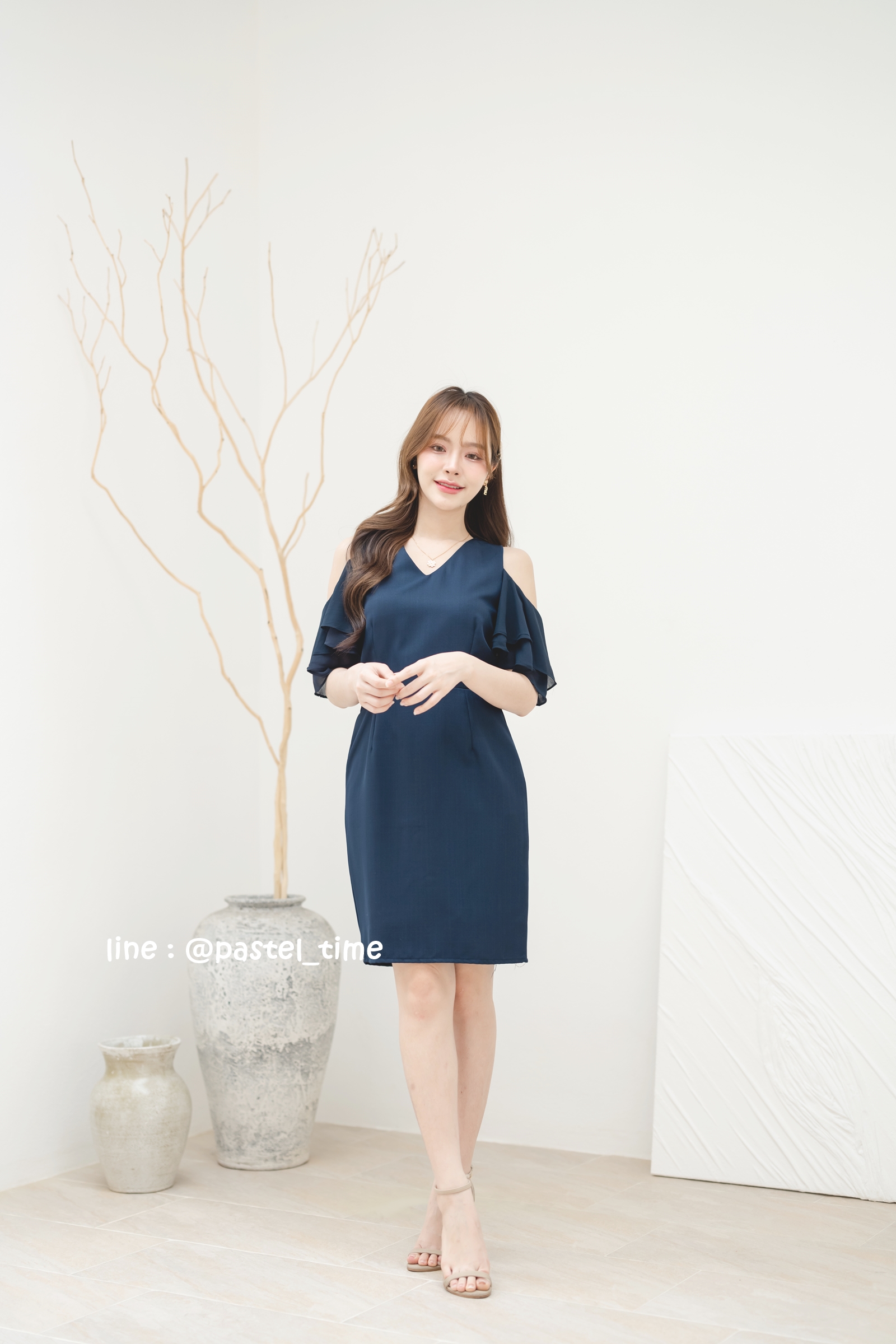 Vela off-shoulder dress : สีกรม