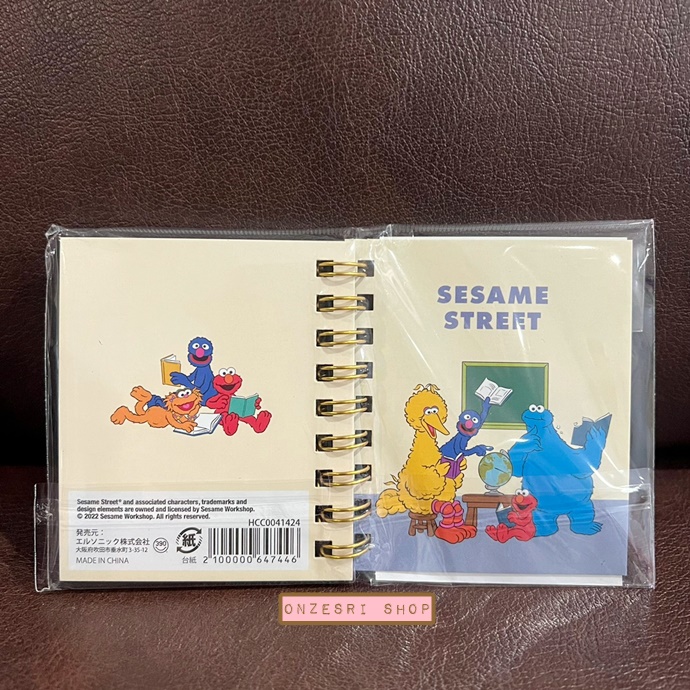 Sticky Note แบบเล่ม ลาย Sesame Street จากญี่ปุ่น ขนาด 7.4 x 8.2 ซม. (แบบพับเล่มแล้ว) มี 8 ลาย รวม 120 แผ่น (กระดาษ 6 ลาย เนื้อฟิล์ม 2 ลาย)