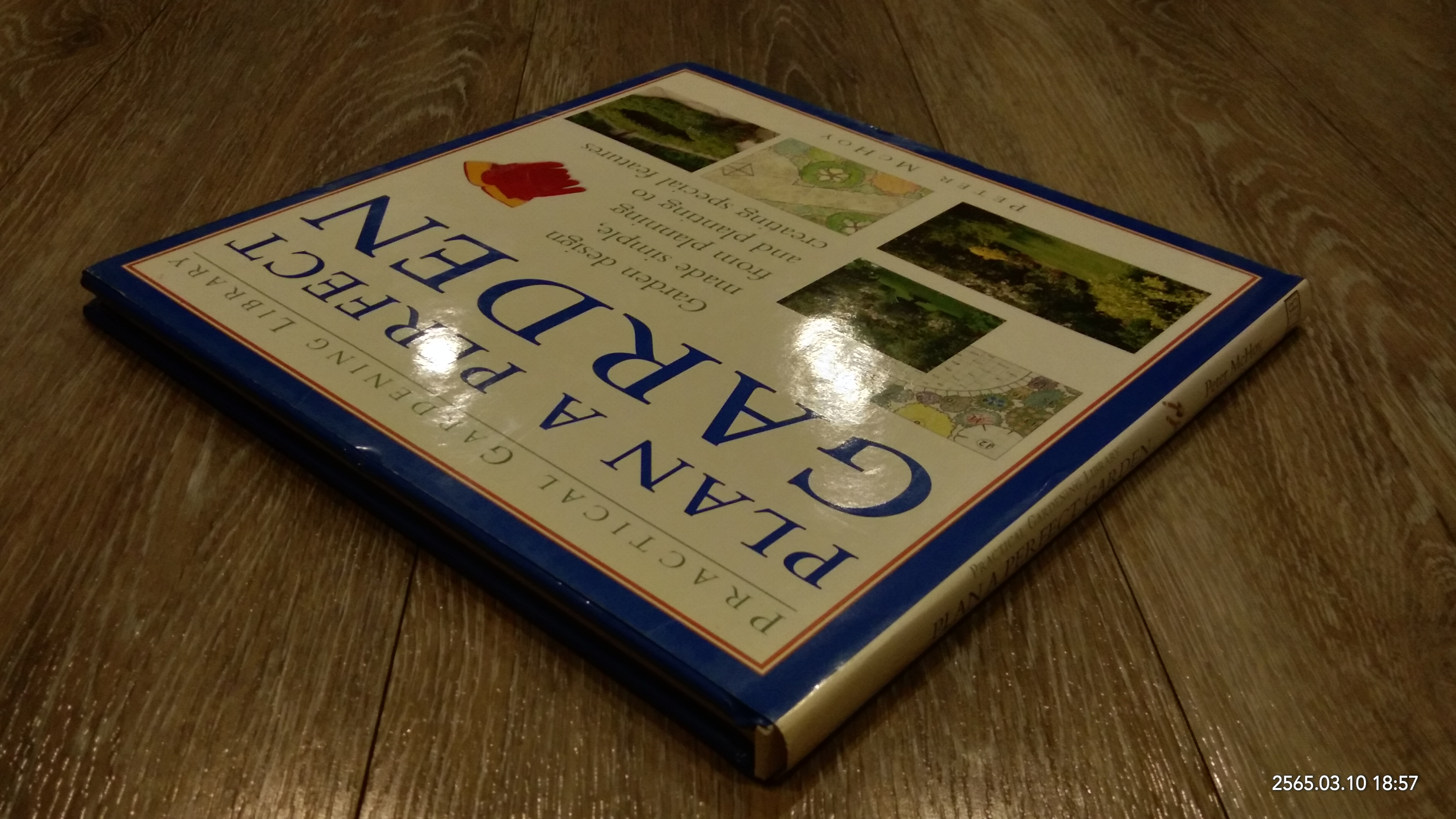 PLAN A PERFECT GARDEN / PETER MCHOY