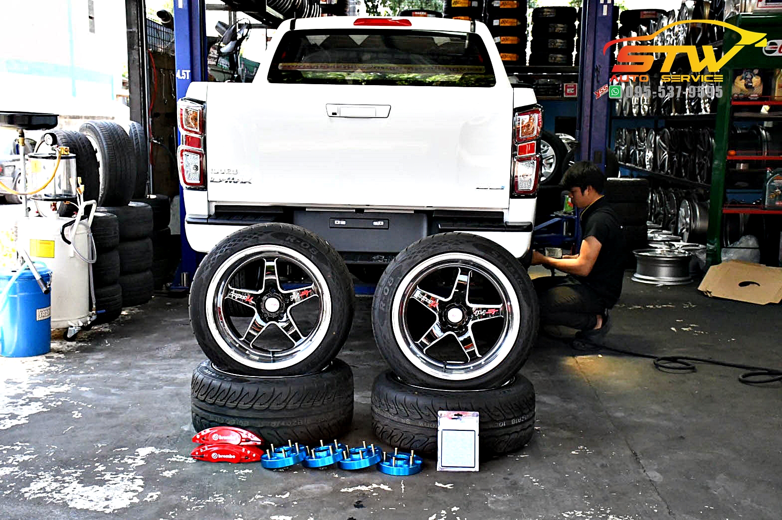 U-PRO 18x9.5-10.5 5x114.3 SKYRACE R-08 245/45R18 275/40R18