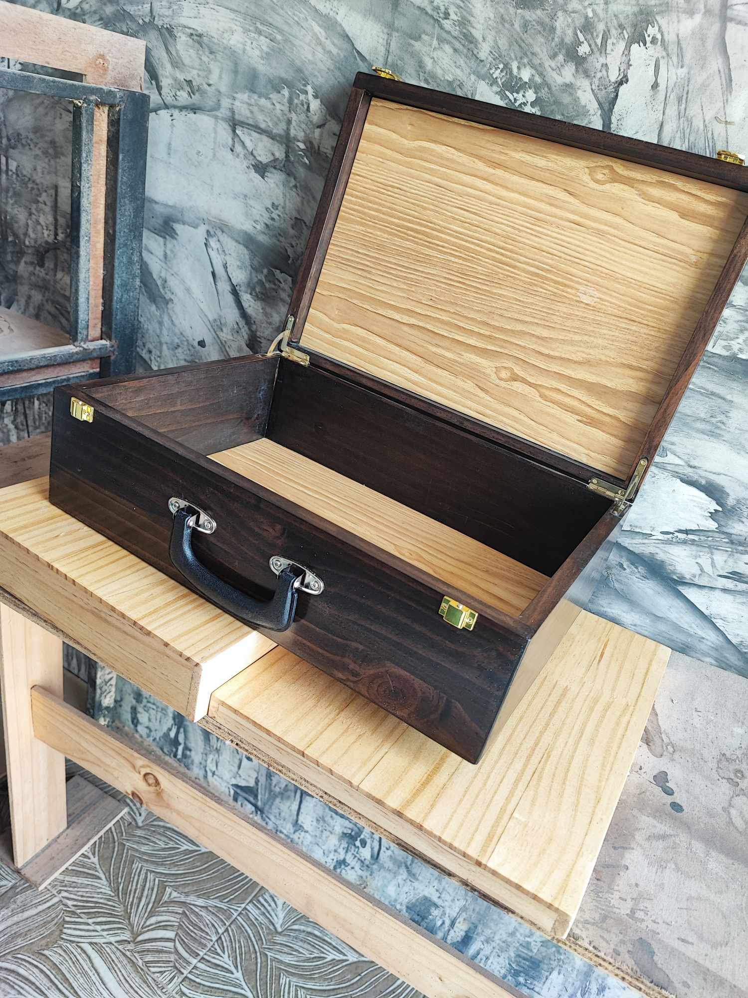 กระเป่ากล่องไม้สน