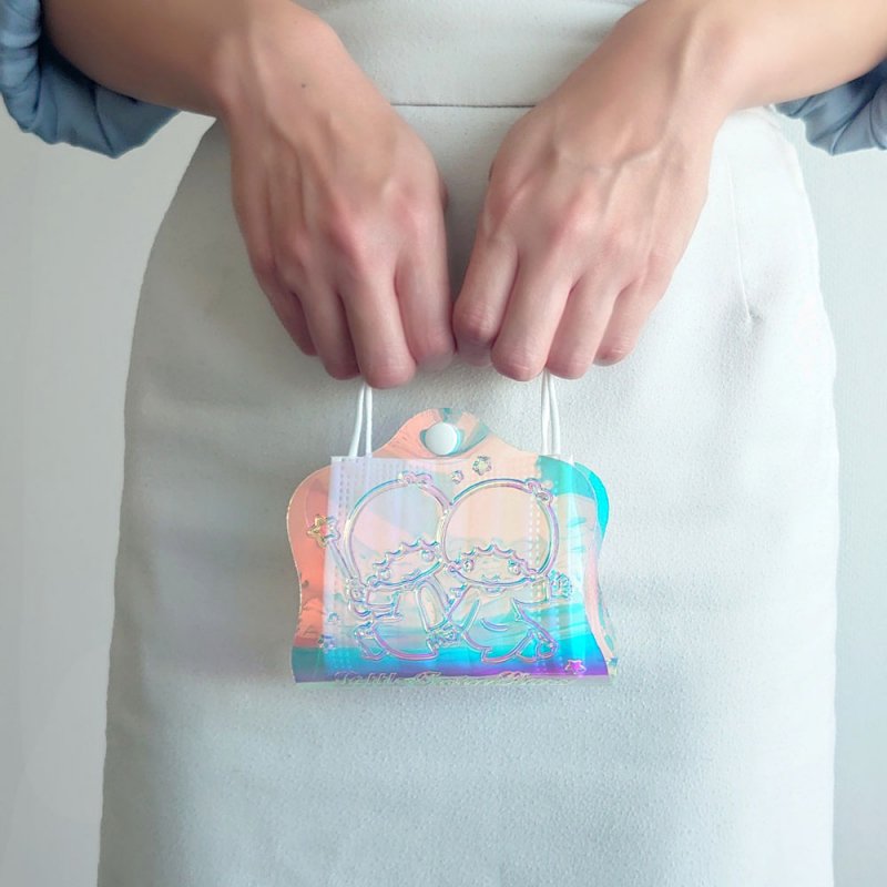 Sanrio Mask Bag แบบ Little Twin Stars เป็นที่เก็บหน้ากากอนามัยแบบพับได้ ทำจาก TPU เป็นโฮโลแกรมวิ้ง ๆ มีกระดุมติด เวลาเก็บแล้วเอาสายหน้ากากมาทำเป็นหูกระเป๋า ขนาด 12 x 12 x 1.5 ซม.