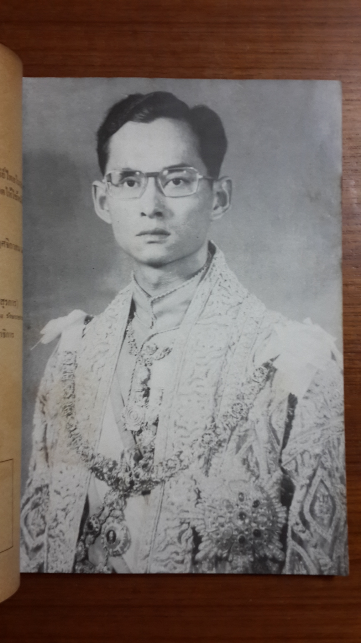 พระมหากษัตริย์ไทยในระบอบประชาธิปไตย / นายธานินทร์ กรัยวิเชียร