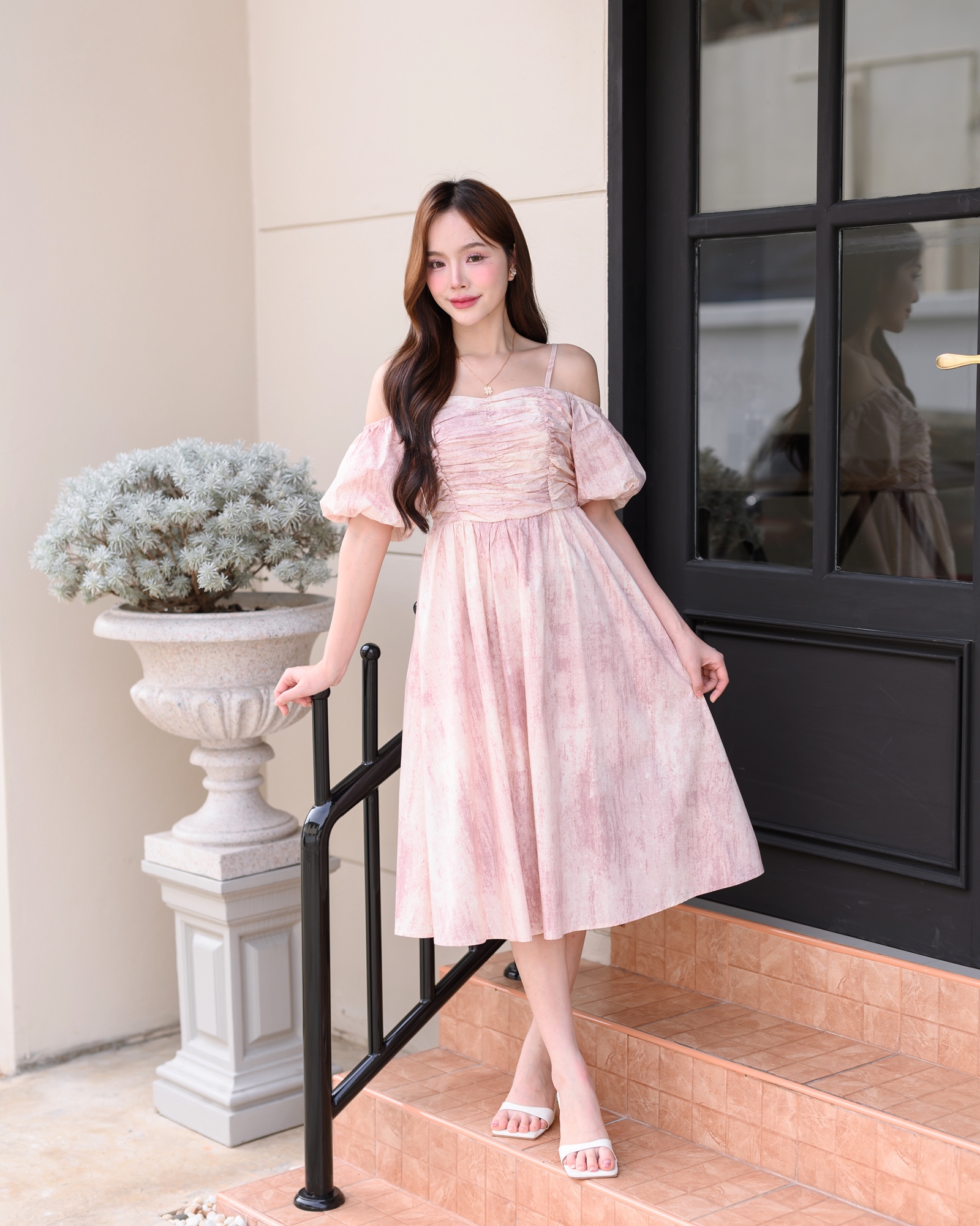 Pastel Puff Sleeve Dress เดรสเปิดไหล่แขนพอง : สีชมพู