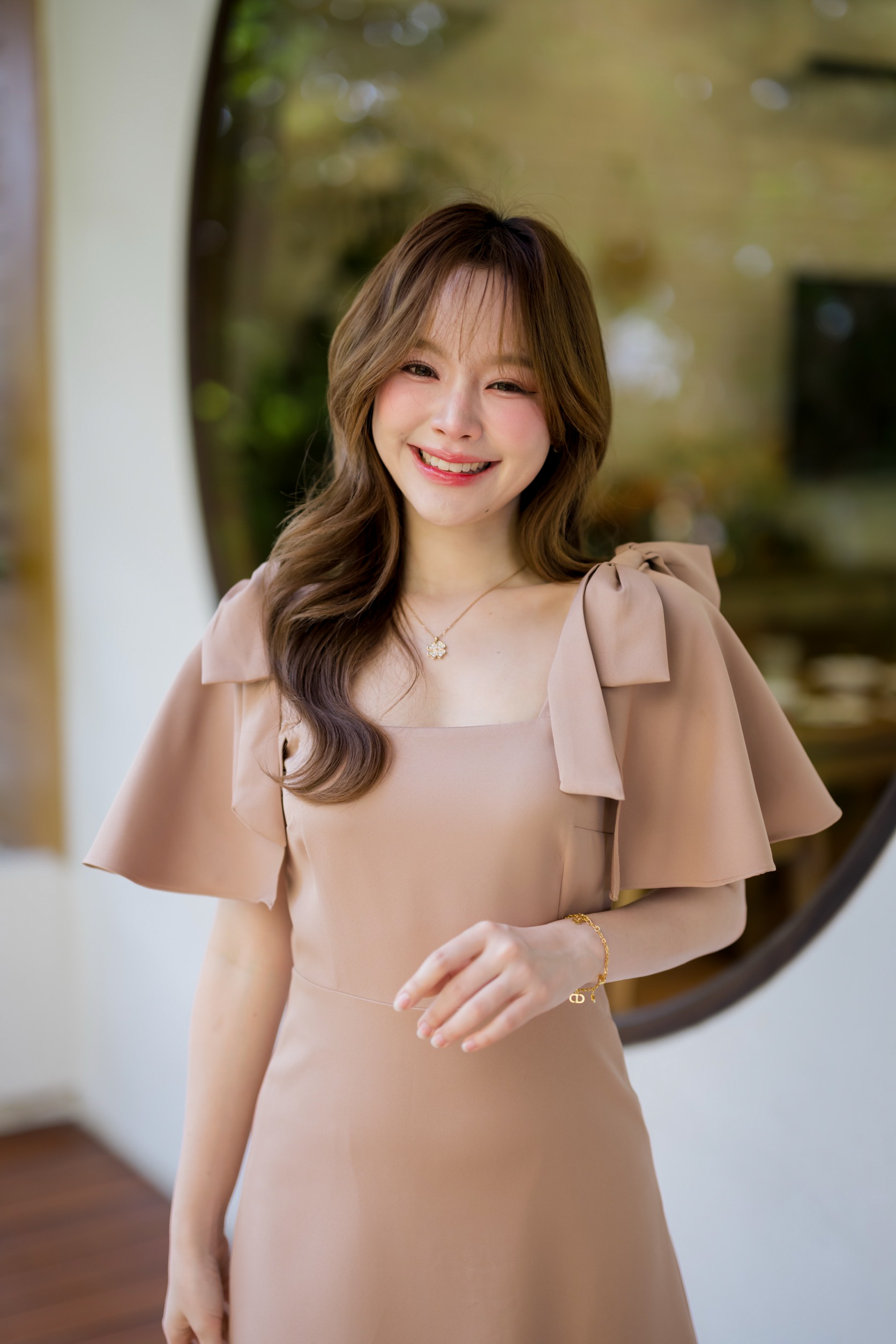 Bellette Bow Shoulder Dress : สีโอวัลติน
