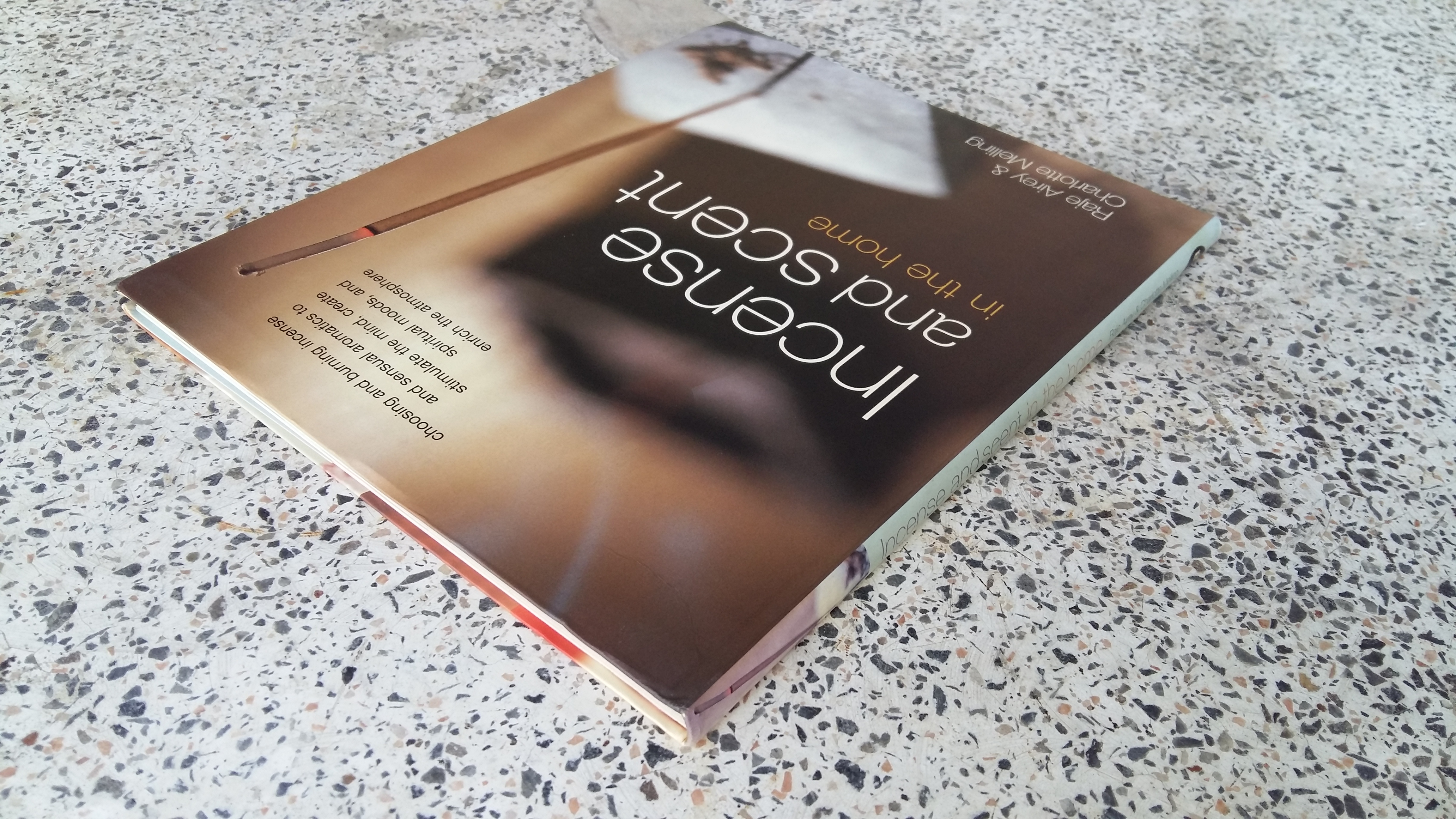 LNCENSE AND SCENT IN THE HOME / Raje Airey