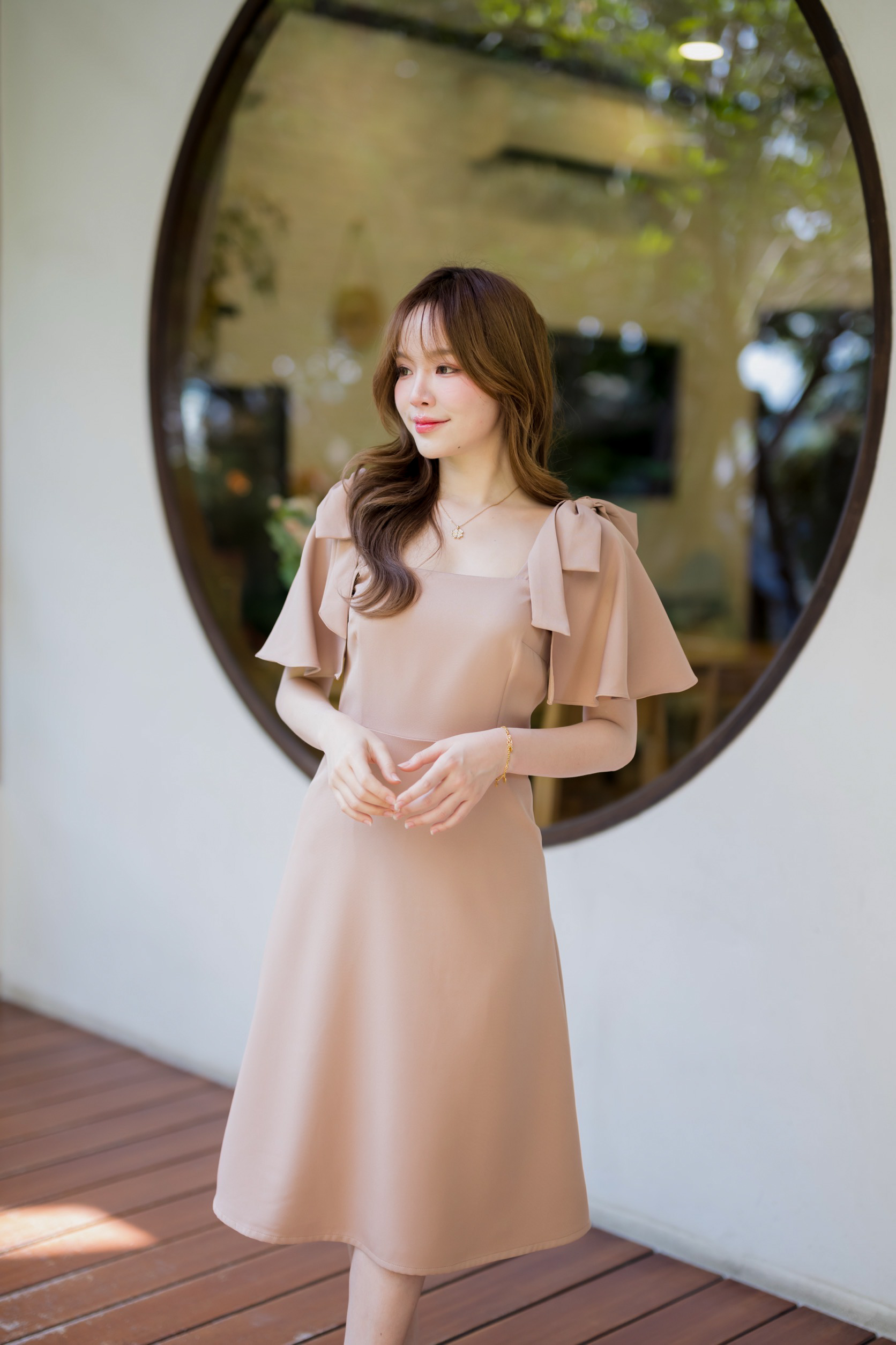 Bellette Bow Shoulder Dress : สีโอวัลติน