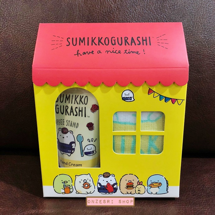เซ็ตแฮนด์ครีมพร้อมผ้าขนหนูผืนเล็ก Sumikko Gurashi Hand Cream Gift Set แบบ Cafe กล่องสีเหลือง ขนาดผ้า 20.5 x 20.5 ซม. Hand Cream ขนาด 30 g กลิ่น Airy Soap