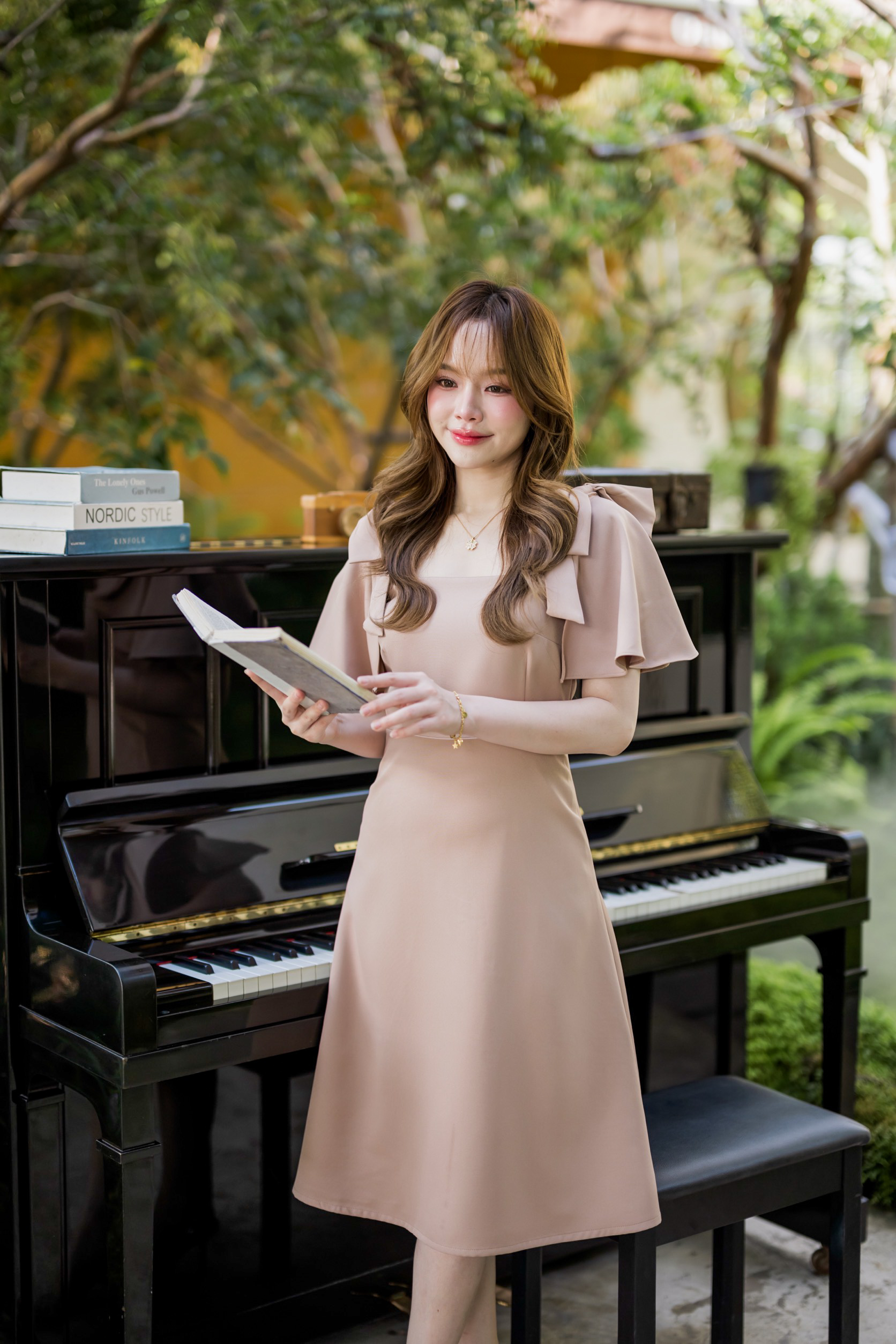 Bellette Bow Shoulder Dress : สีโอวัลติน