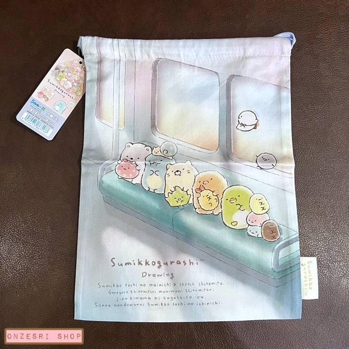 กระเป๋ารูดเชือก Sumikko Gurashi Drawing ขนาด 21 x 28 ซม. ทำจากผ้าคอตตอน