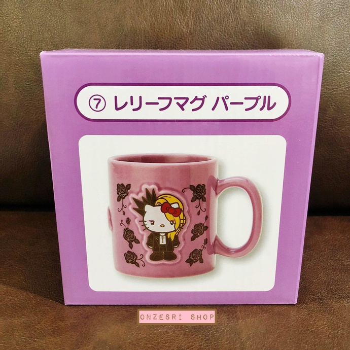 แก้วเซรามิค Yoshikitty Mug (Limited) สีม่วง ขนาด 9 x 9 ซม. ตรงลายทำเป็นนูน ๆ น่ารักมาก ไม่มีวางขายทั่วไป เป็นแบบต้องลุ้นกับทางหน้าร้าน Sanrio ที่ญี่ปุ่นเท่านั้น (สีจริงสีม่วงสวย พอดีถ่ายกับพื้นสีน้ำตาลแล้วสีเพี้ยนค่ะ)