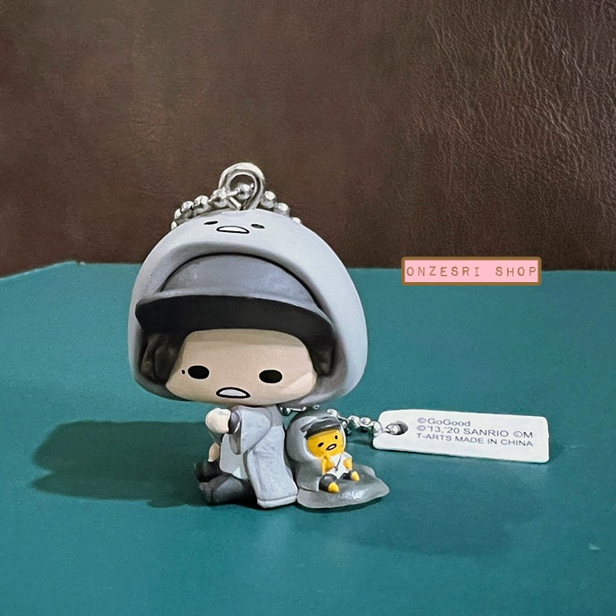 พวงกุญแจ Jin x Gudetama Figure Mascot (Limited) แบบใส่ฮู้ด เป็นการรวมตัวกันของ Jin Akanishi กับ Gudetama เป็นแบบตัวใหญ่ น่ารัก สูงประมาณ 3.9 ซม.