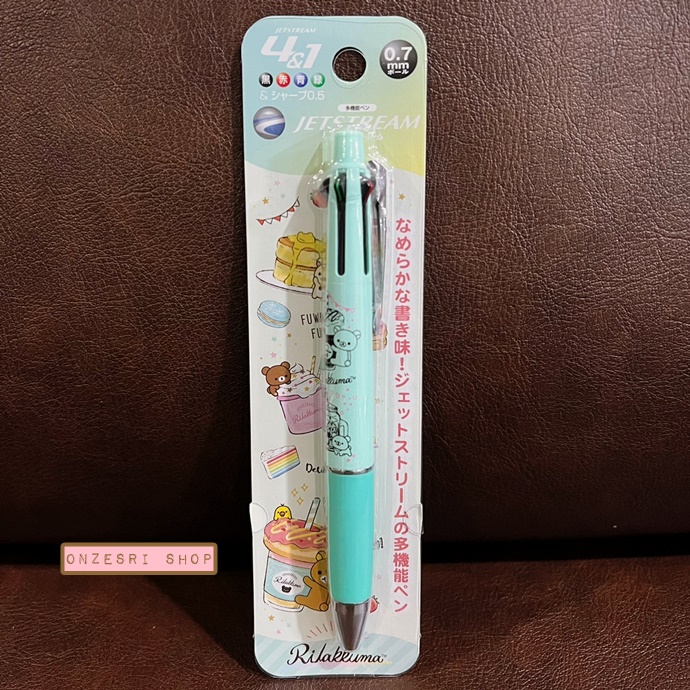 ปากกา Jetstream 4+1 ลาย Rilakkuma Sweets Cafe (สีเขียว) เป็นปากกาหมึก 4 สี ดำ แดง เขียว น้ำเงิน หัว 0.7 และเป็นดินสอกดในแท่งเดียวกัน