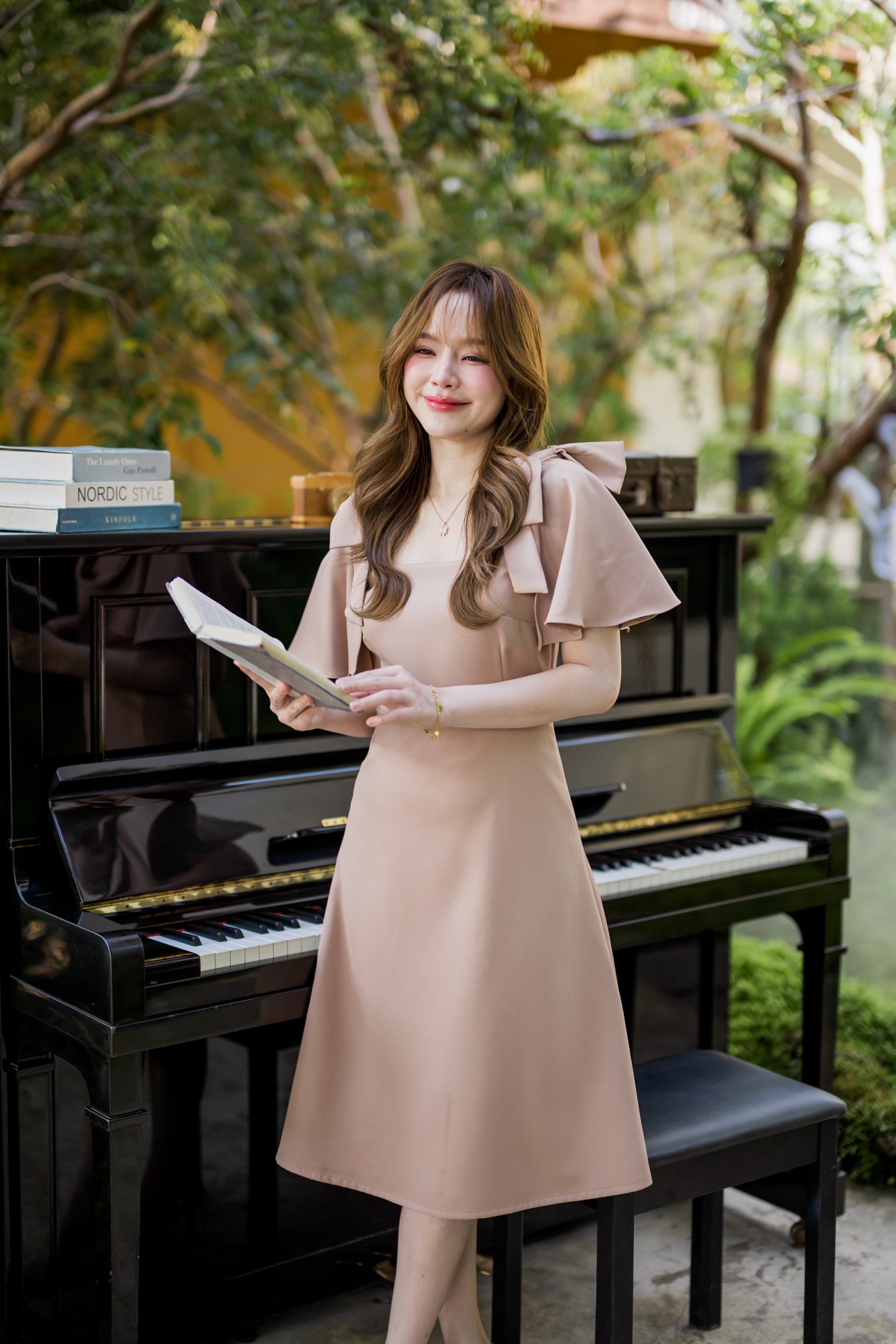 Bellette Bow Shoulder Dress : สีโอวัลติน