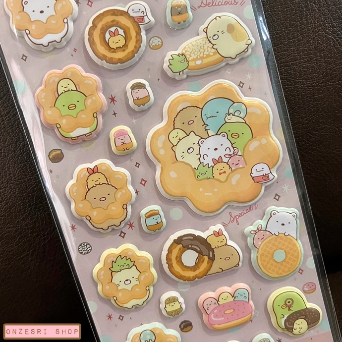 สติกเกอร์แบบนูน Sumikko Gurashi x Mister Donut Sticker ขนาด 20 x 9.5 ซม. มี 2 แบบให้เลือก
