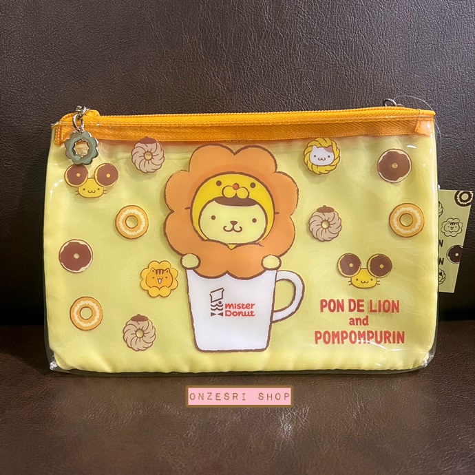 กระเป๋า Misdo Japan x Pompompurin แบบ 2 ซิป แบบ Pon de Lion and Pompompurin ด้านนอกเป็นพลาสติกแบบใส พื้นด้านในเป็นผ้า ใส่ของได้ 2 ช่องซิป ขนาด 20 x 2 x 13 ซม.
