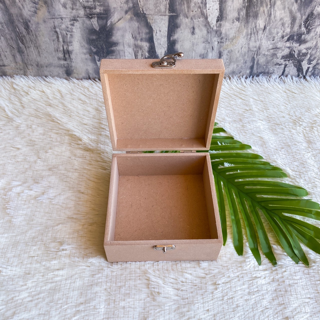 กล่องไม้ MDF ฝาล๊อค ตัวล๊อคไกปืน