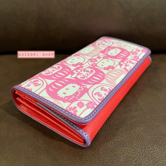 กระเป๋าสตางค์ใบยาว Hello Kitty Daruma (Limited) ทำจากผ้า & หนังเทียม ขนาด 19 x 12 ซม. มีช่องใส่บัตร ช่องซิป มี 2 สีให้เลือก