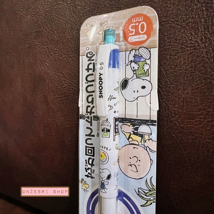 ดินสอกด Kurutoga ลาย Snoopy Cafe (Limited) แบรนด์นี้ขึ้นชื่อด้านมีระบบเหลาไส้เองในตัวดินสอ ทำให้เวลาเขียนเส้นจะคมชัดตลอด