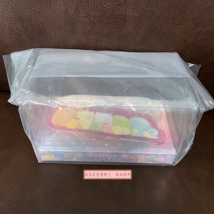ที่วางของ Sumikko Gurashi - Random Moment Multi Tray ทำจากอะคริลิค ตรงฐานทำจาก PVC ไว้วางของ วางเครื่องประดับได้ ขนาด 9 x 14 ซม.