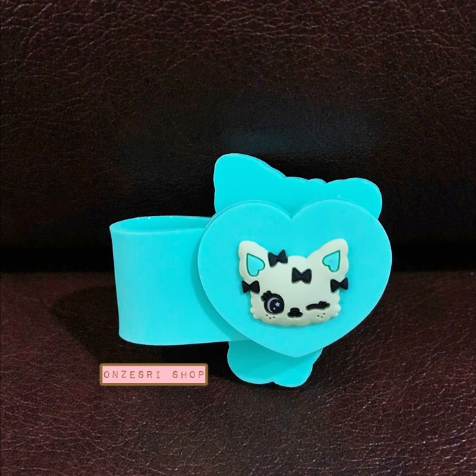 Sanrio Characters Beatcats Rubber Band ขนาดกว้าง 10.2 ซม. เป็นที่รัดเก็บสายหูฟัง หรืออื่น ๆ ทำจากยาง ด้านหลังมีกระดุมเหล็กติด มี 6 แบบให้เลือก
