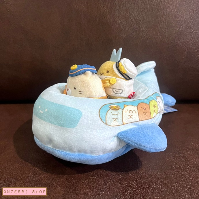 เซ็ตตุ๊กตา Sumikko Gurashi x Keikyu & Haneda in Ota City (Limited) เป็นแบบเครื่องบิน มาพร้อมคุณแอร์โฮสเตสแมว Neko และคุณกัปตันหางปลาอะจิทอด ขนาด 9 x 18 x 17 ซม.