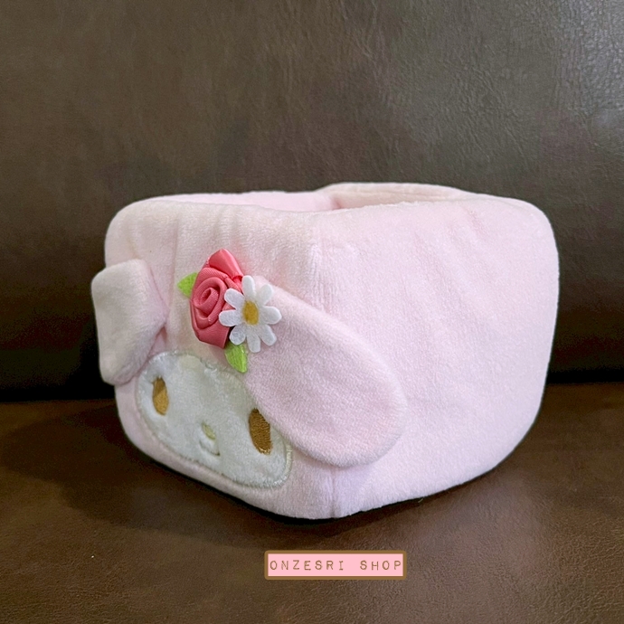 ที่ใส่ของ My Melody Rose ใส่ของเล็กน้อย เครื่องเขียน มือถือ ได้ ไม่มีขายทั่วไป เป็นแบบต้องลุ้นกับทางหน้าร้าน Sanrio ที่ญี่ปุ่นเท่านั้น ขนาด 10 x 9 x 9 ซม.