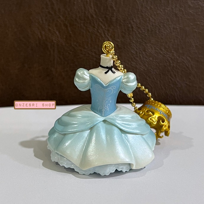 พวงกุญแจ Disney Costume Charms เป็นแบบเสื้อผ้าของเจ้าหญิงดิสนีย์ มาพร้อมมงกุฎ ตัวใหญ่ สูงประมาณ 5 ซม. มี 4 แบบให้เลือก