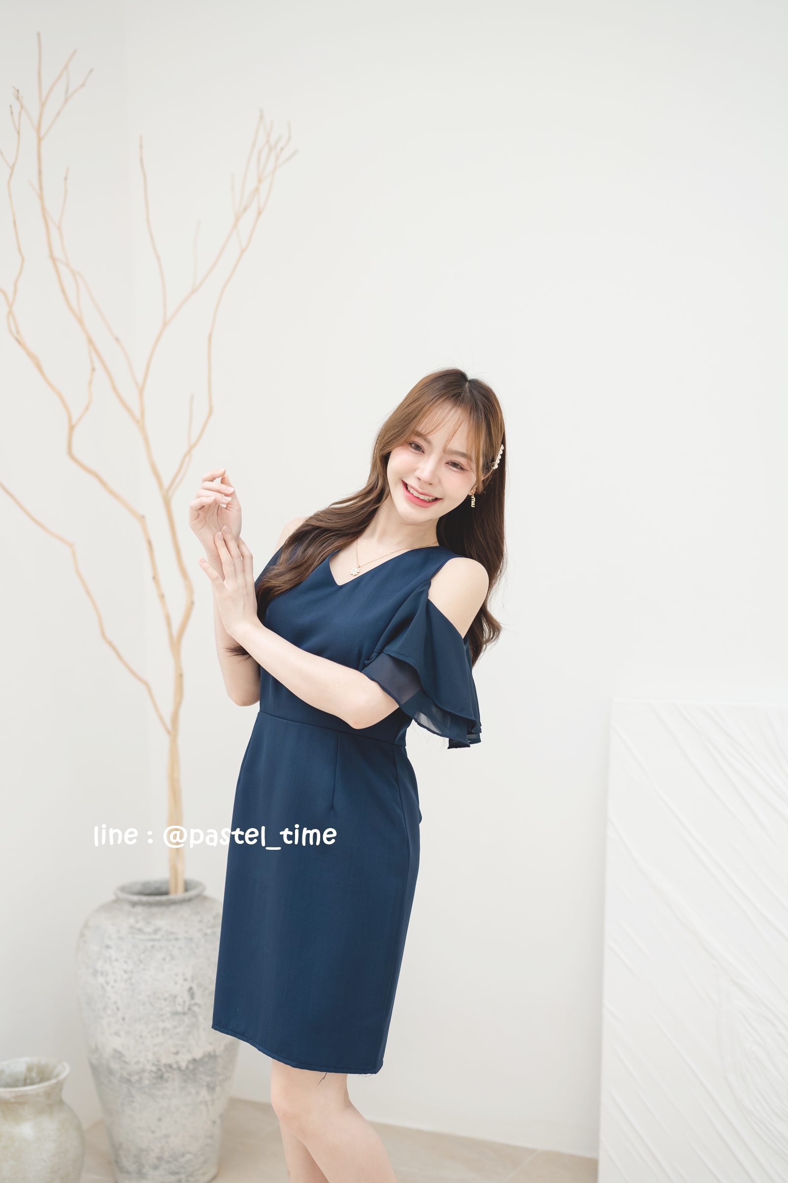 Vela off-shoulder dress : สีกรม