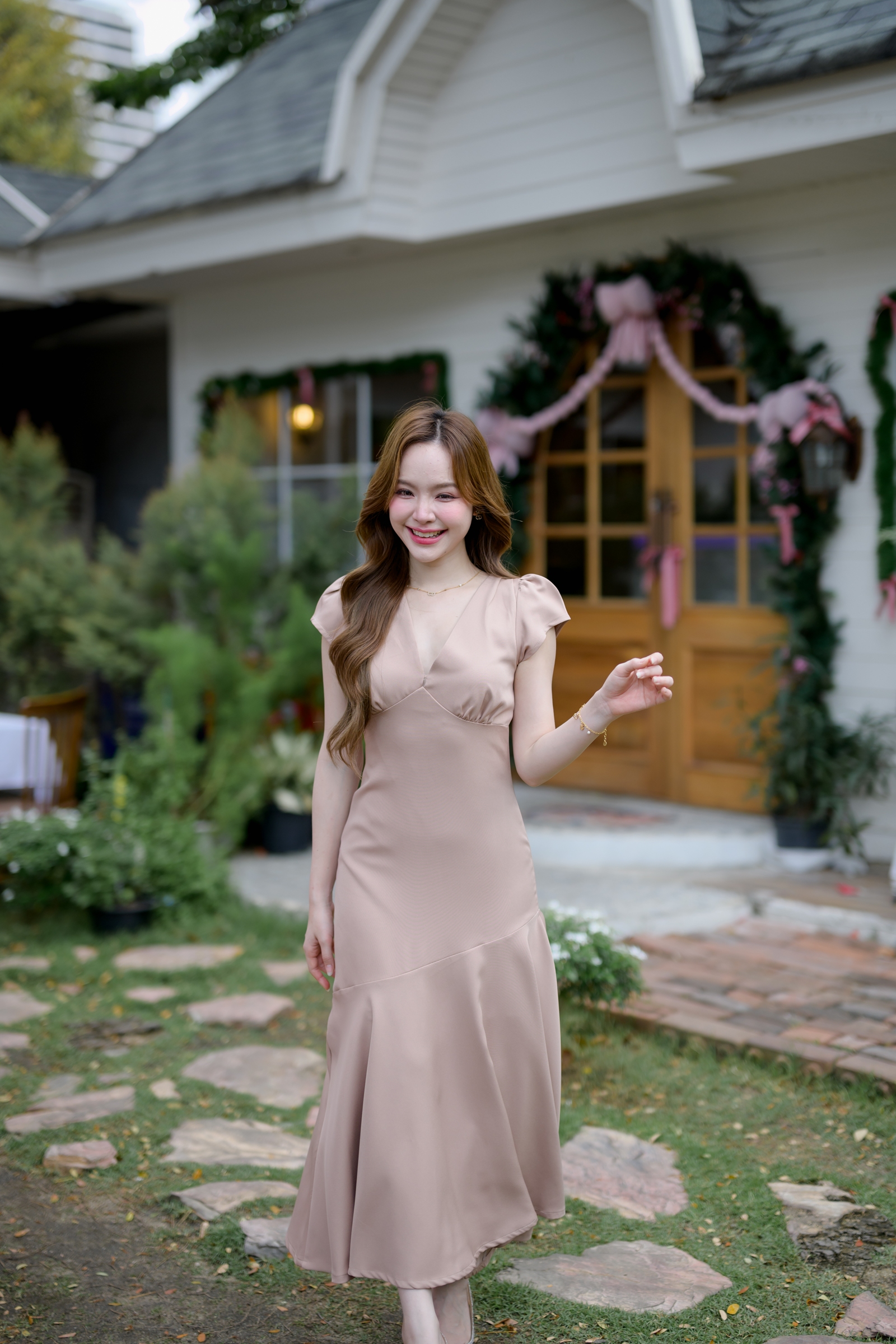 Petal Sway Maxi Dress : สีโอวัลติน