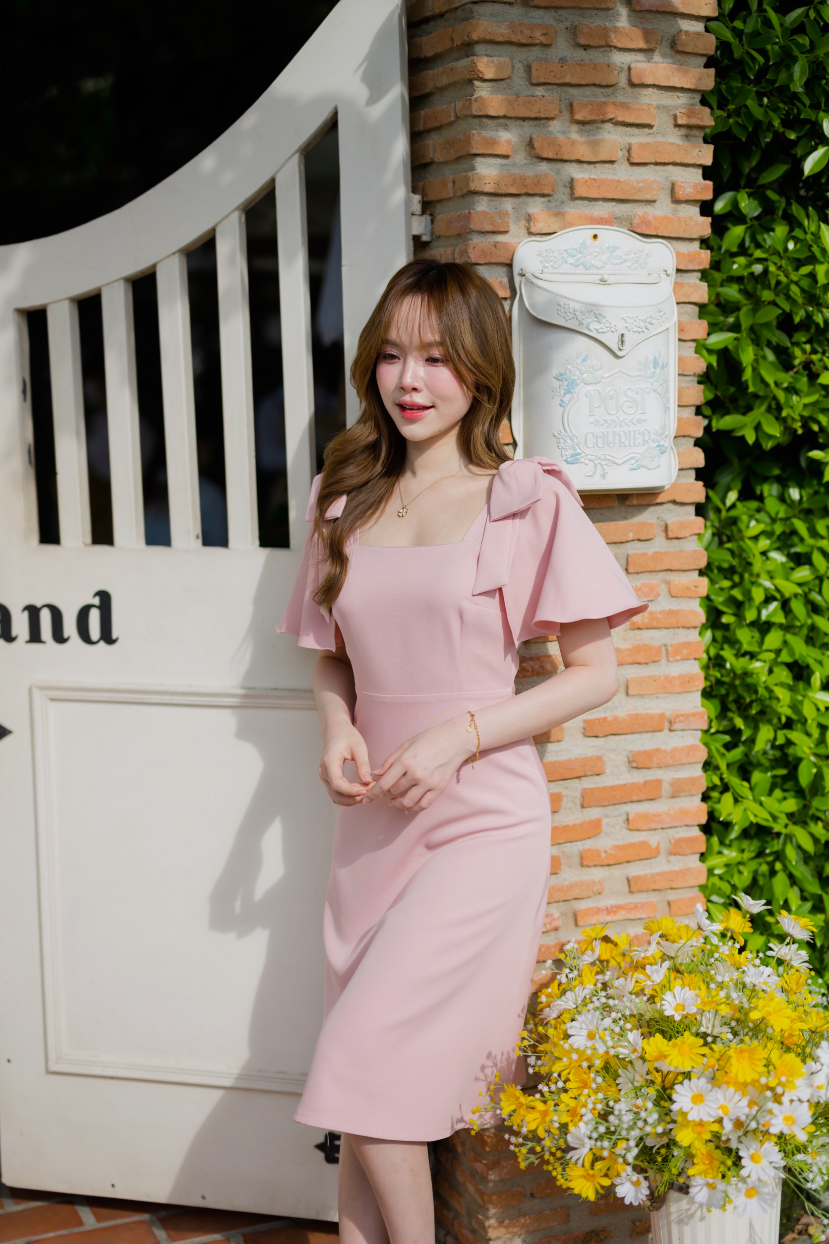 Bellette Bow Shoulder Dress : สีชมพู