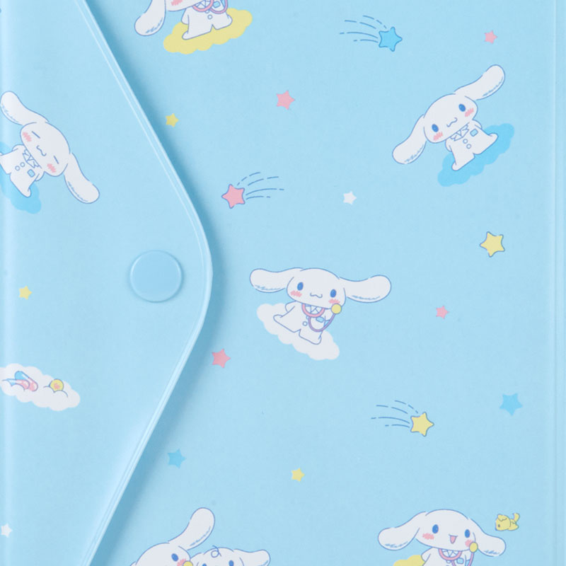 สมุดเก็บบัตร Sanrio Notebook & Ticket Medicine Case แบบคุณหมอ Cinnamoroll ขนาด 12 x 0.5 x 16.5 ซม. ใส่การ์ดได้ 9 ใบ มีช่องซิปใส่ของ ใส่สมุดเล่มเล็กได้