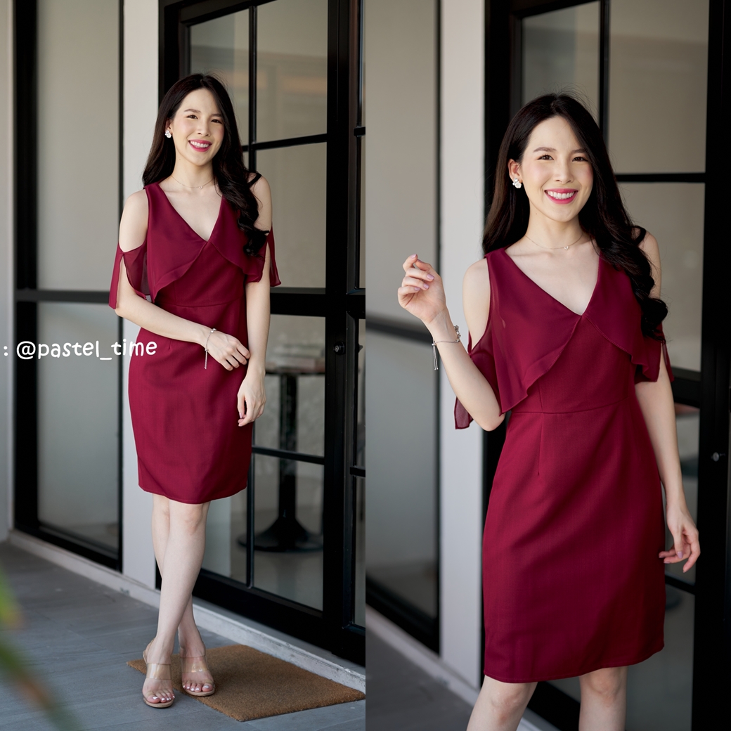 Emily Off-Shoulder Dress : สีแดงเลือดหมู**มีแต่ S**