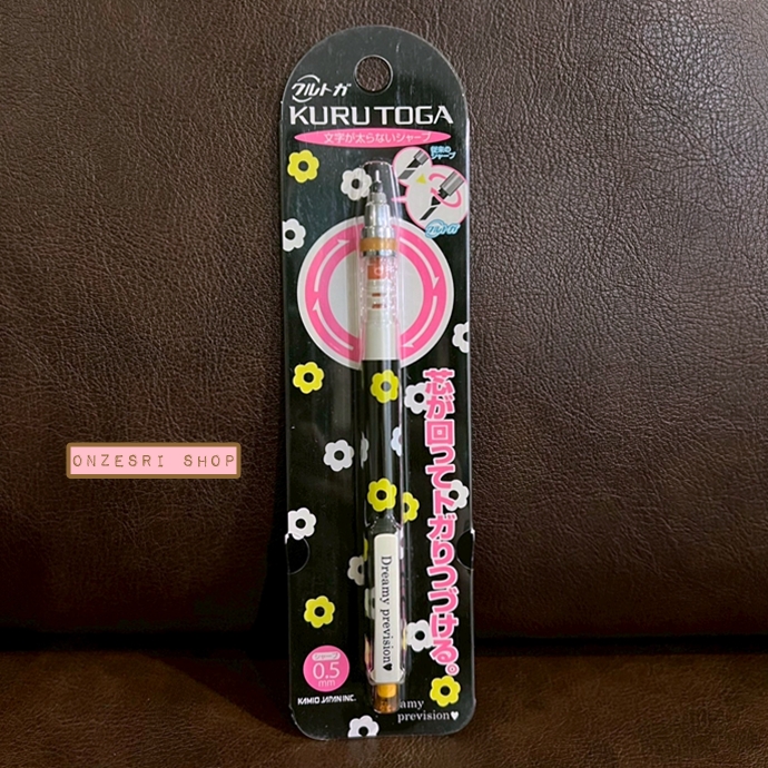 ดินสอกด Kurutoga ลาย Dreamy Prevision แท่งสีดำ ลายดอกไม้สีขาวเหลือง หัว 0.5 แบรนด์นี้ขึ้นชื่อด้านมีระบบเหลาไส้เองในตัวดินสอ ทำให้เวลาเขียนเส้นจะคมชัดตลอด