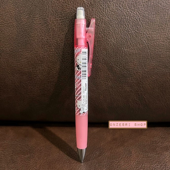 ดินสอกด Pilot Opt. ลาย Hello Kitty สีชมพูลายทาง สะดวกตรงการเขย่าไส้ได้แทนการกด ตรงคลิปที่หนีบเป็นแบบกด หนีบได้แน่น ไม่หลุดง่าย