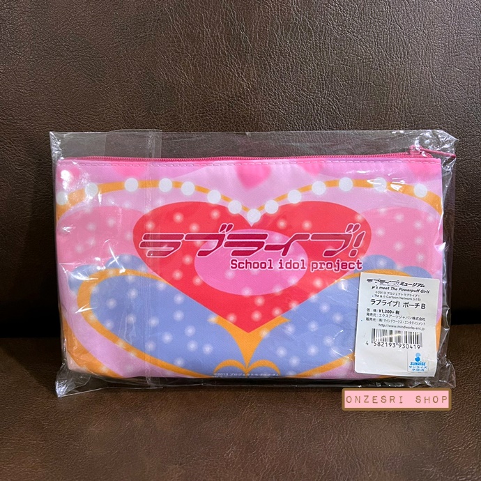 กระเป๋า Love Live! Museum—μ’s meet The Powerpuff Girls Pouch (Japan Limited) สีชมพู ขนาด 20 x 11.5 x 2 ซม. ทำจากผ้า