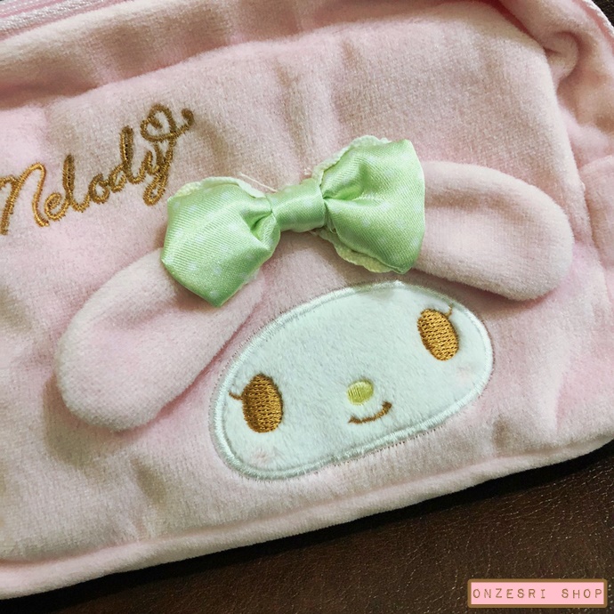 กระเป๋า My Melody Rose Pouch ไม่มีขายทั่วไป เป็นแบบต้องลุ้นกับทางหน้าร้าน Sanrio ที่ญี่ปุ่นเท่านั้น ขนาด 20 x 14 x 3 ซม.