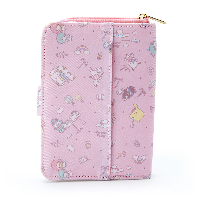 กระเป๋า Flat Pouch & Tissue Case ลาย Sanrio Travel สีชมพู ด้านหน้าเป็นช่องซิป ทำเป็นกระเป๋าสตางค์ได้ มีกระดุมแป๊กติด กางออกใส่มาสก์ได้ ด้านหลังใส่ทิชชู่ได้ ขนาด 13.5 x 10 x 4 ซม. / ตอนกาง 20 x 13.5 ซม.